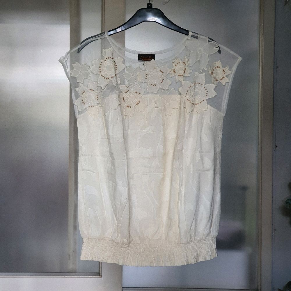 E baju wanita blouse blus merek island shop  warna broken white motif bunga preloved second Atasan C