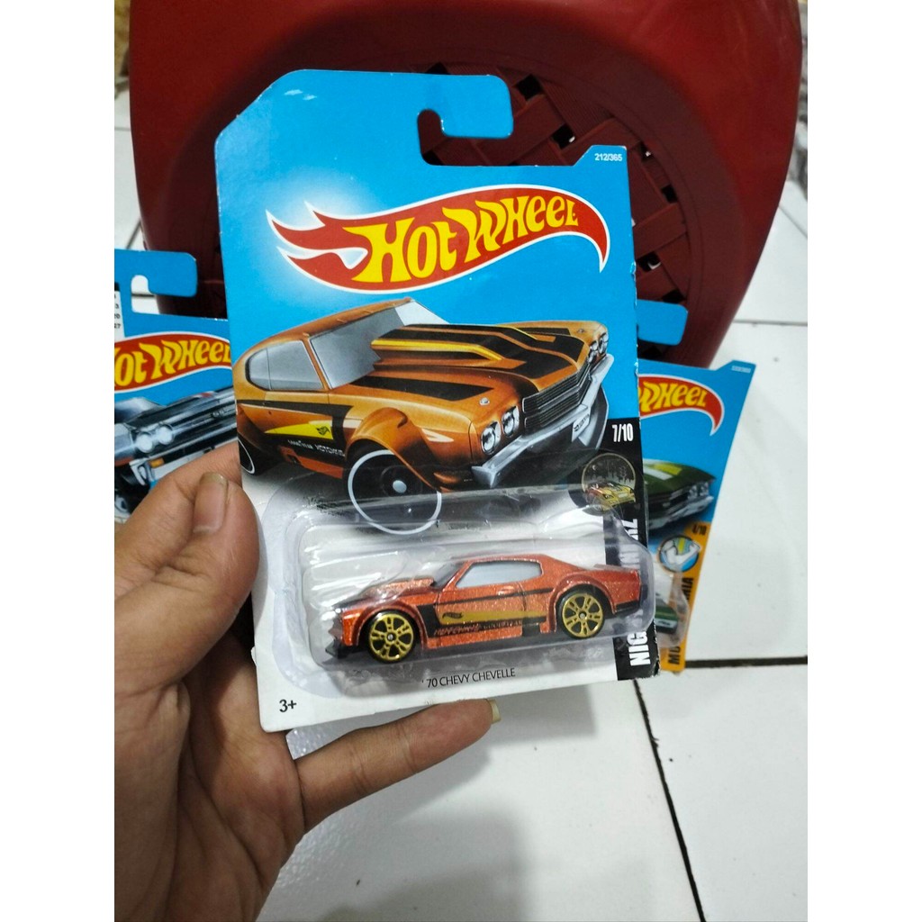 mobil hotwil ,mainan koleksi hotwil dari bahan besi medium