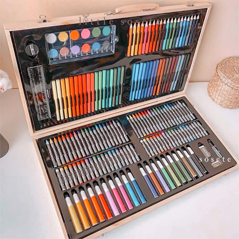 

Little Sosete - Peralatan Gambar 180 Pcs Art Set Koper Kayu Pensil Warna Anak Crayon Spidol Cat Air Drawing Set Pensil Penghapus Alat Tulis Anak dengan Custom Nama Kado Hampers Souvenir untuk Ulang Tahun Anak Anak Kado Anak Ulang Tahun di Sekolah