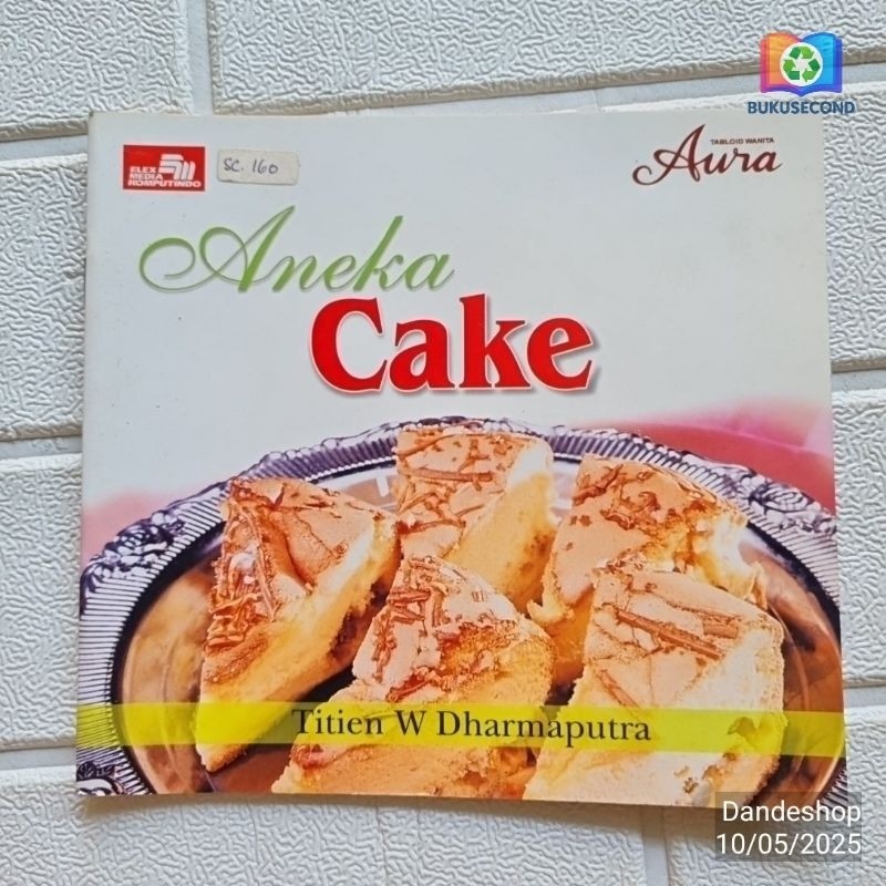 (BEKAS) Aneka Cake oleh Titien W Dharmaputra - Tabloid Wanita Aura - Buku Resep Masakan () Elex