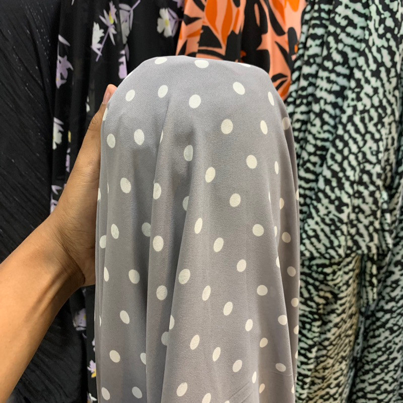 kain motif - kain bahan zara crepe motif premium - kain zara crepe polkadot grey