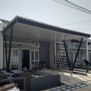 kanopi depan rumah dengan pelapon pvc warna putih elegan