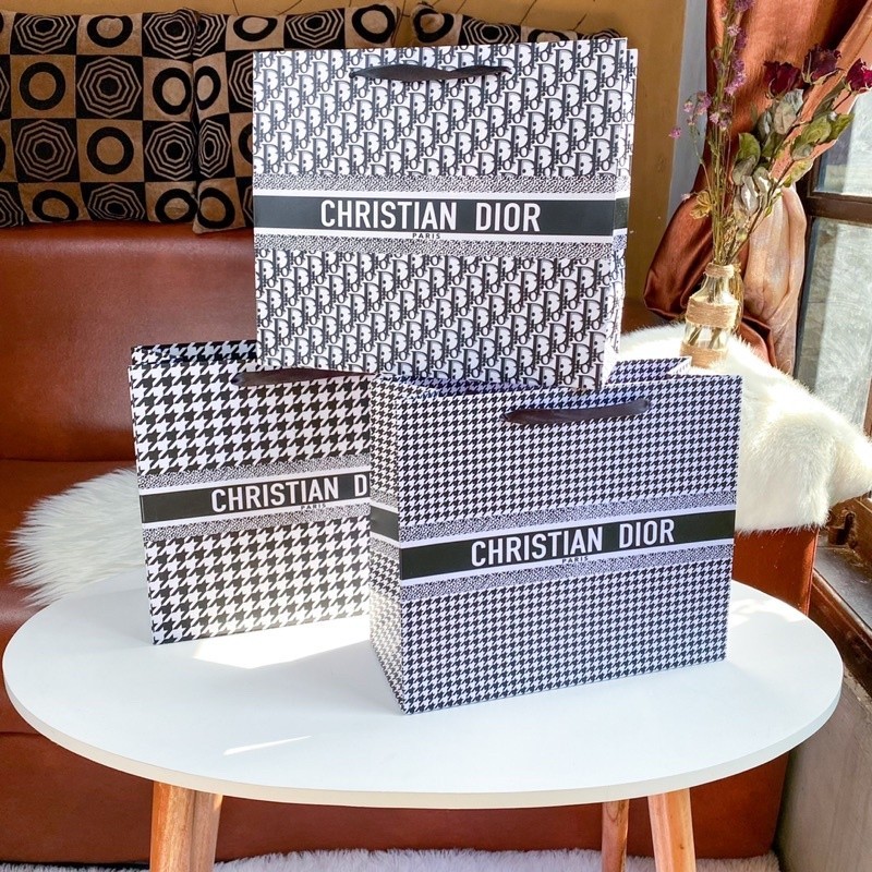 

Paper Bag Dior Motif size Medium Bungkus Kado Kekinian Brand Mewah