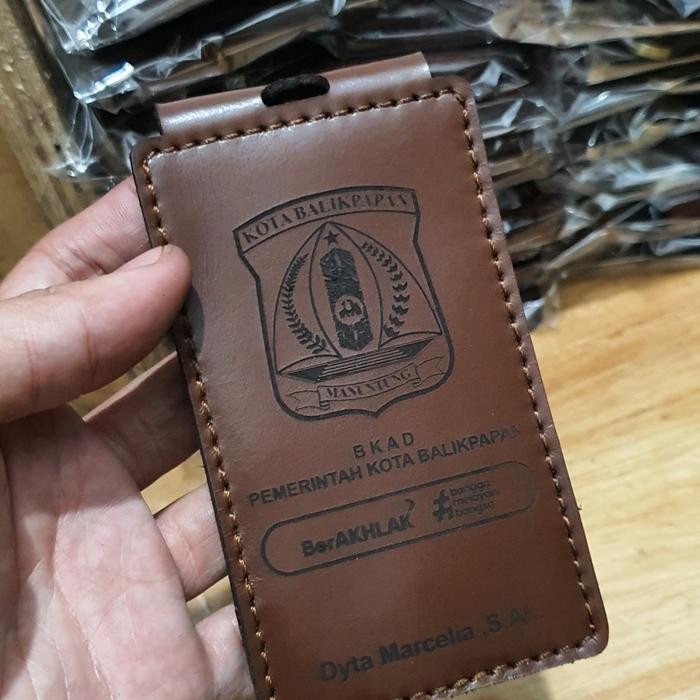 

Intens.id Gantungan ID CARD HOLDER KULIT ASLI + TALI | NAME TAG KULIT ASLI |LANYARD ID CARD KULIT MAGNET - Grade A Coklat, Polos