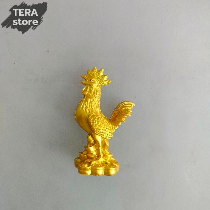 patung ayam emas ayam jago fengshui di atas tumpukan koin rejeki hoki