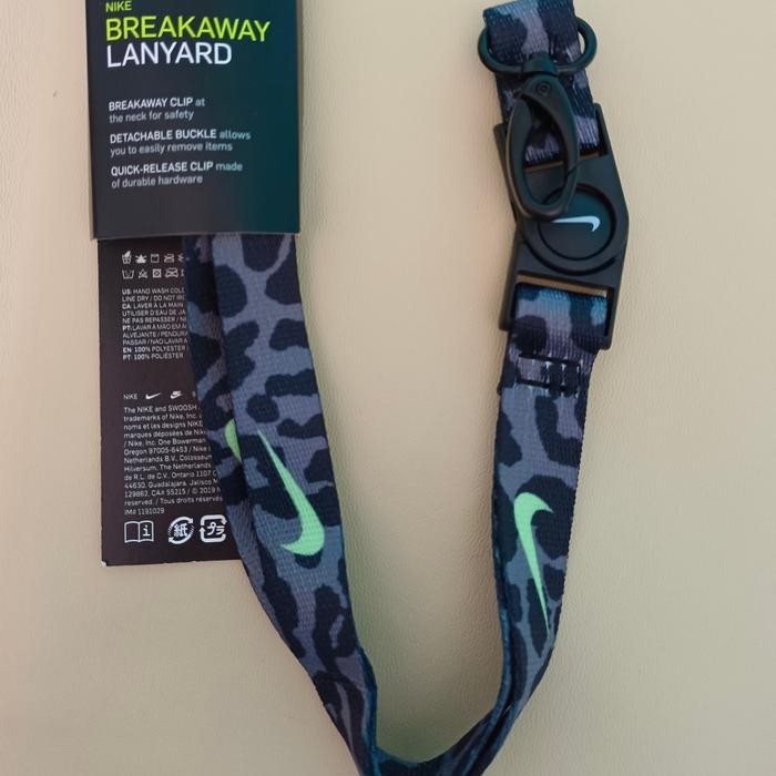 

Lanyard Nike Breakay Corak - Army Black