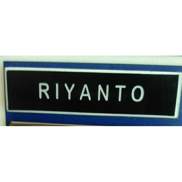 

Name Tag Ukir List Putih | Custom Nama Dada Ukir Pengait Magnet Peniti