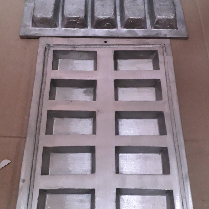 

TERJUAL CETAKAN KUE BALOK ISI 10 LUBANG + TUTUP. BAHAN ALUMUNIUM COR