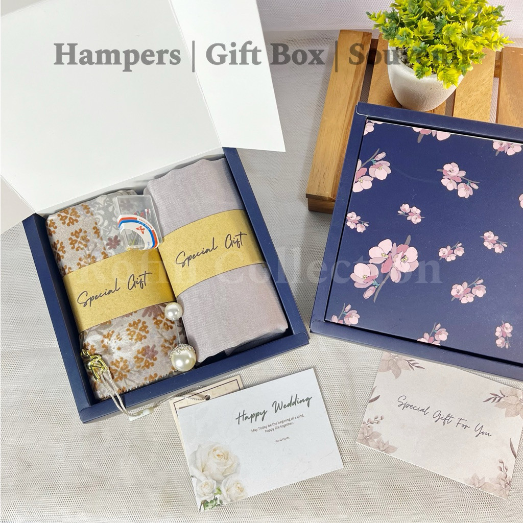 

Hampers Gift Box Souvenir Hijab Isi 2pcs Segi Empat Motif X Segi Empat Bella Square