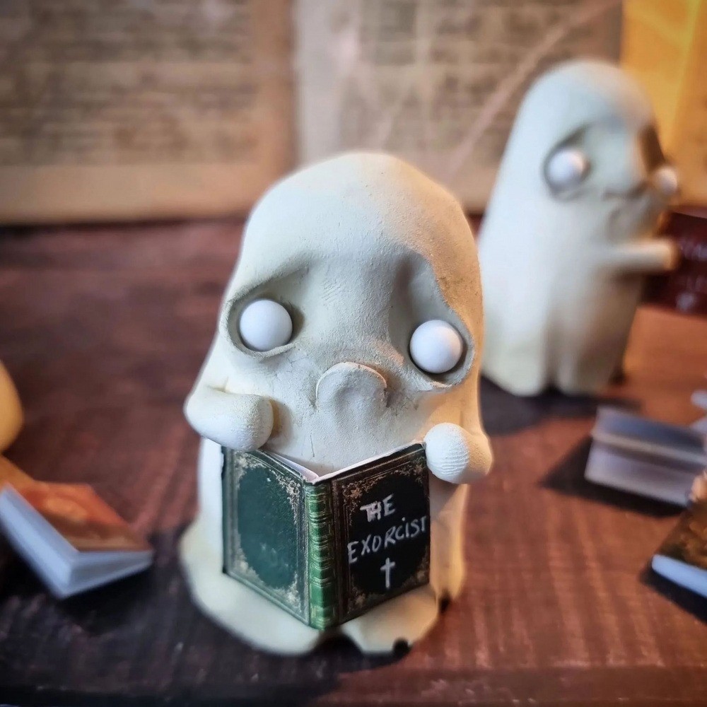 

Halloween Horror Ghost Reading Book Resin Ornaments Funny Cute Little White Ghost Accessories Halloween Party Desktop Supplies