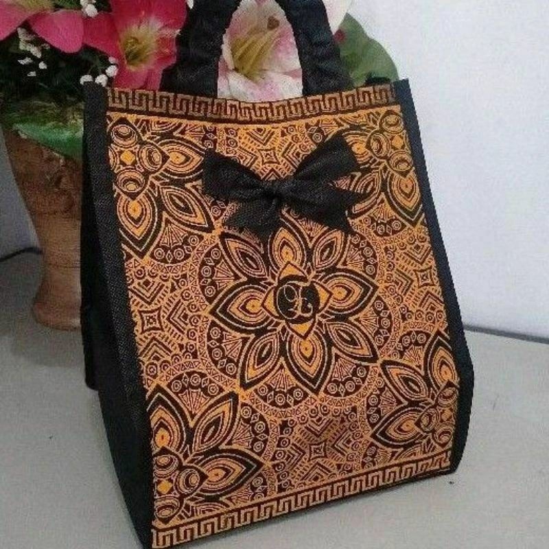 12pcs tas kain  spunbobd  tas hajatan motif batik  tas Ukuran box 22×22cm Goodie Bag Tasyakuran Tas 