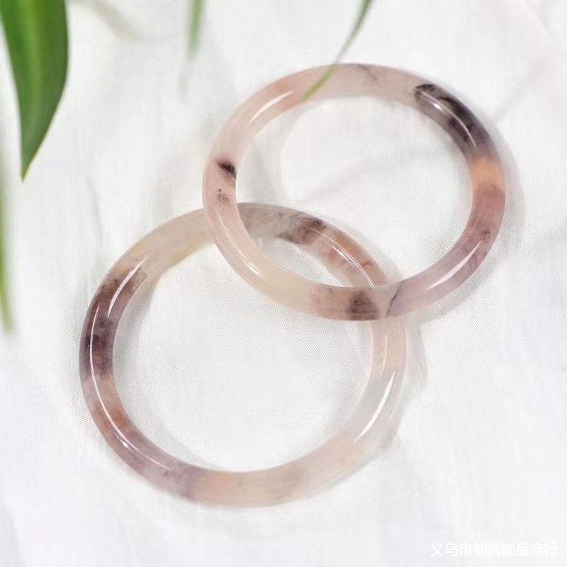 Gelang itu memiliki gelang batang bulat giok imitasi kaca ungu yang sama. Hari Ibu, beri ibu gelang 