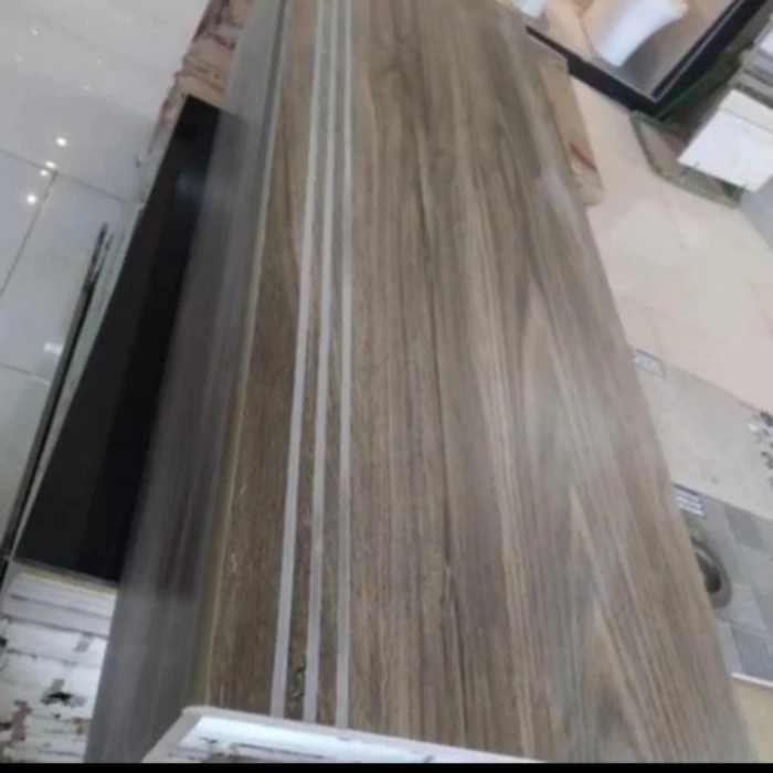 Granit anak tangga abu motif 30x100 30x90 glosyy motif kayu