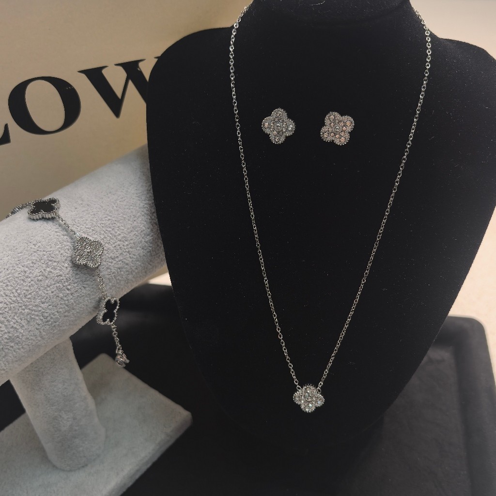 Set tiga potong perhiasan wanita semanggi empat daun titanium vintage (anting-anting + kalung + gela