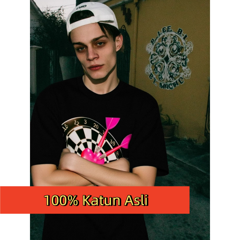 Kaos T Hitam dengan Motif Papan Dart dan Anak Dart Berwarna Pink
