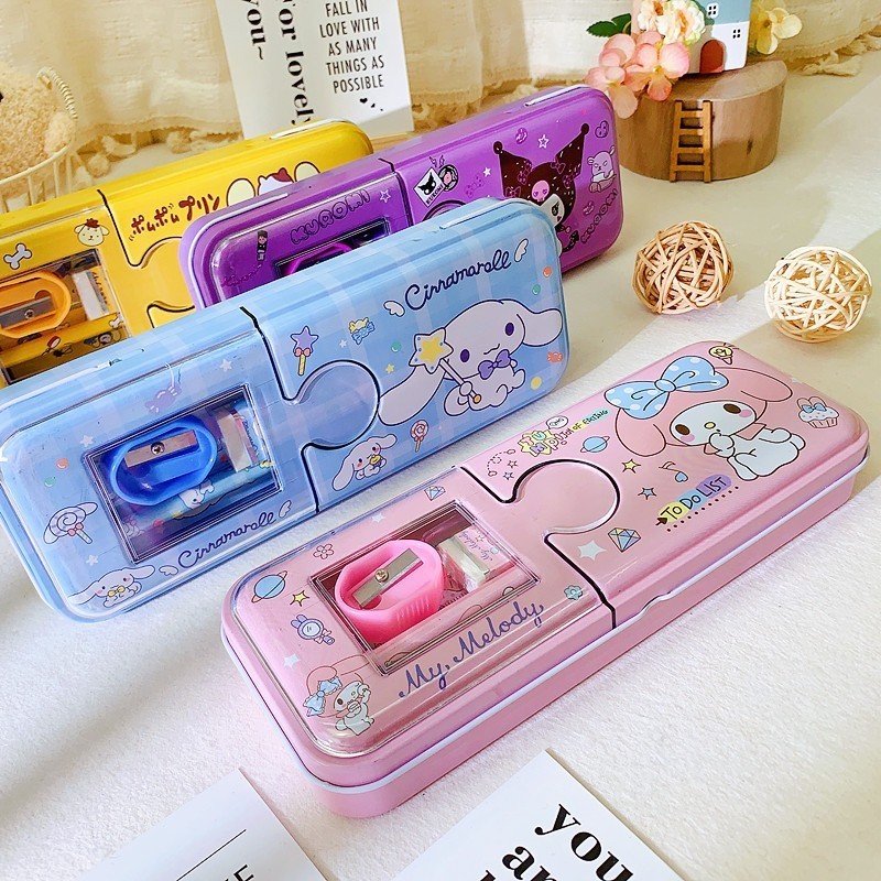 

VIRAL! TEMPAT PENSIL SET ISI PENSIL, PENGHAPUS, PENGGARUS DAN RAUTAN TERLENGKAP MOTIF SANRIO BS