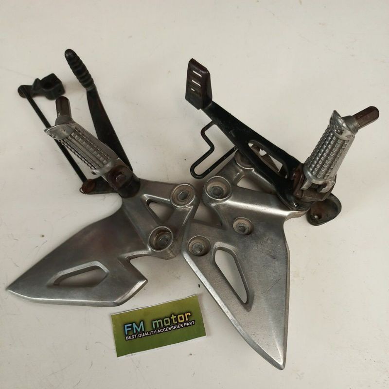 FOOTSTEP DEPAN SUZUKI GSX 150 GSX S GSX R ORIGINAL