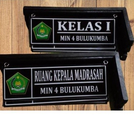 

papan nama ruang akrilik informasi costum + gantungan besi [ 1 muka dan 2 muka ]