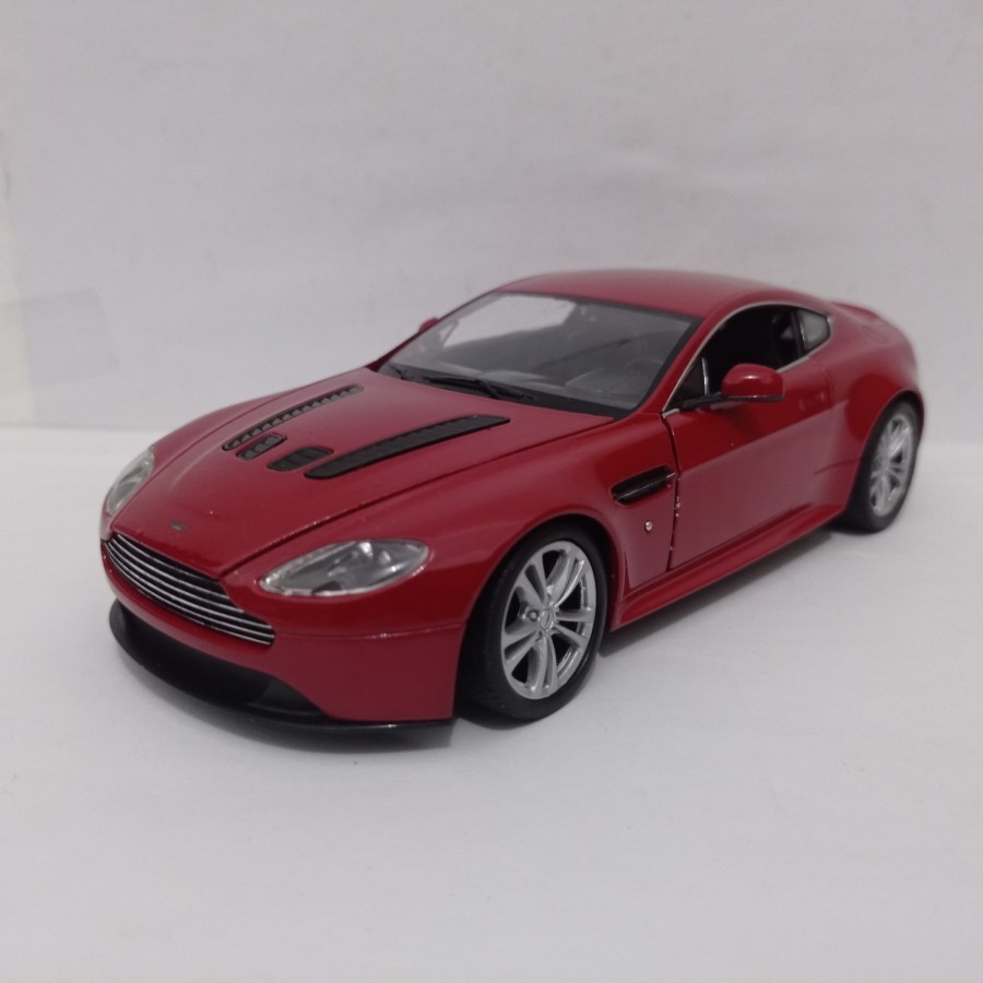 Diecast mobil Aston Martin V12 Vantage 1;24 mobil sport mainan original welly murah