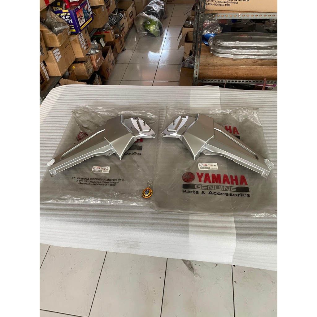 COVER TUTUP AKI BODY SAMPING KANAN KIRI YAMAHA BYSON KARBU WARNA SILVER ORIGINAL YGP
