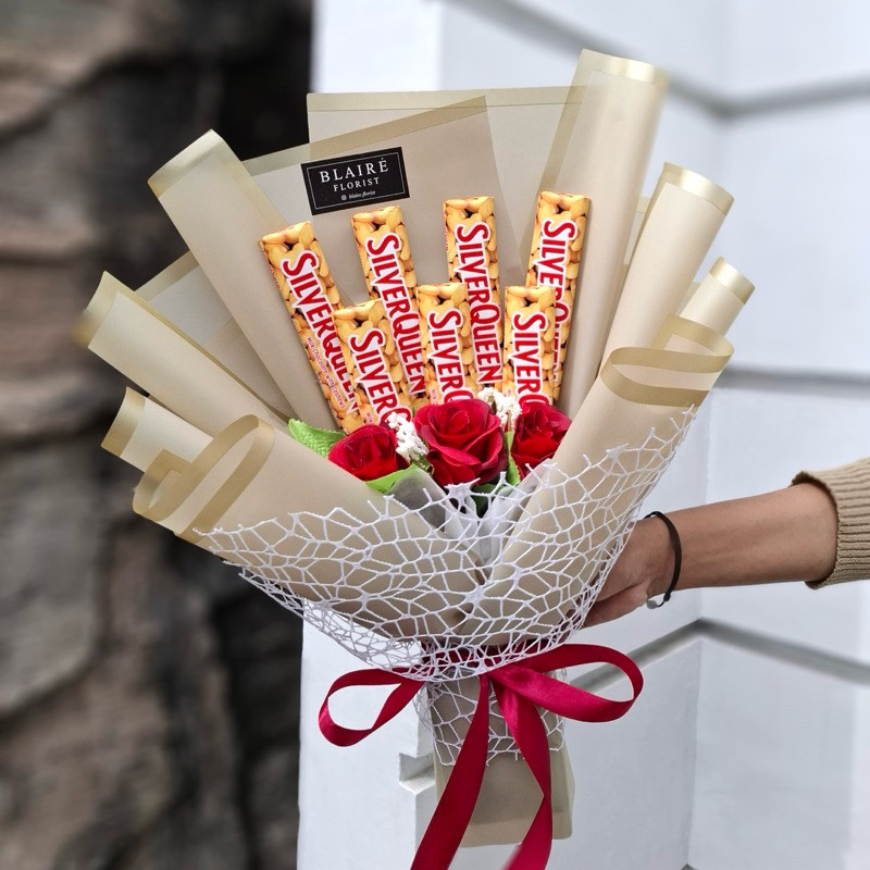 

(New) BUKET COKELAT SILVERQUEEN INCLUDE FREE BUNGA MAWAR | BUKET COKLAT KACANG | BUKET BUNGA DAN COKLAT | HADIAH KADO ANNIVERSARY ULTAH WISUDA SIDANG UCAPAN CONGRATULATIONS | BUKET BERKUALITAS DAN PREMIUM | BLAIRE FLORIST