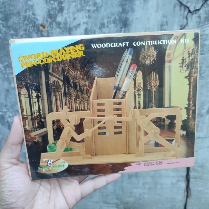 

LK99 Kotak Pensil Unik Sword Playing Pen Container Bahan Kayu Rakitan Model Kit