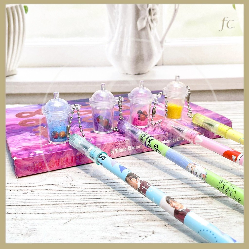 

Pen / Pulpen / Bolpen Gantungan Boba Dot Pasir PG-1432 Tinta Gel Hitam Glitter Kpop Army Fancy Kekinian Alat Tulis Sekolah Anak Harga Grosir Ready COD
