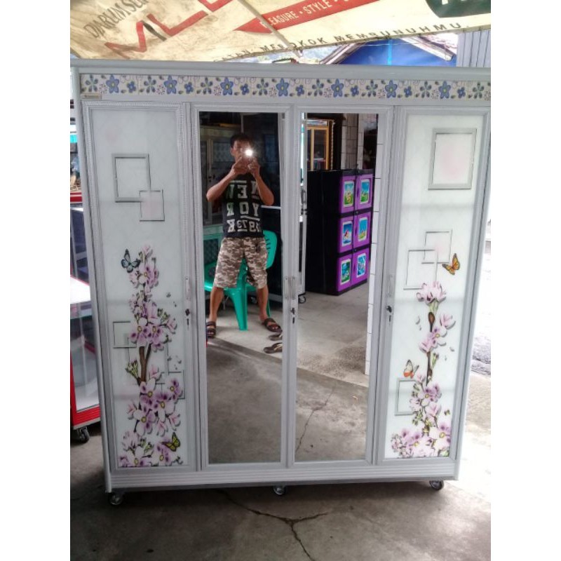 lemari 4 pintu