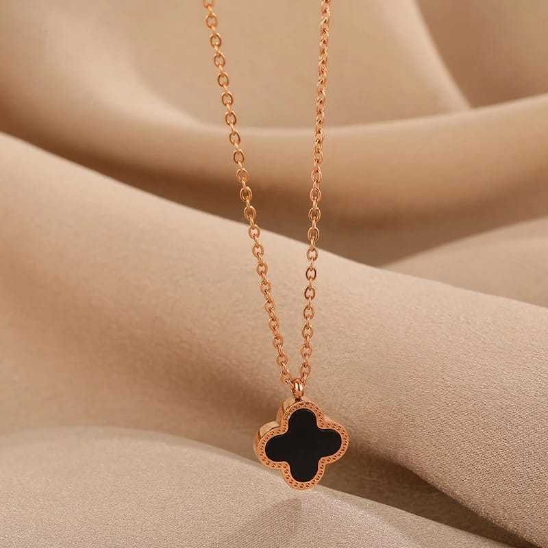 Kalung Titanium Wanita Korea Liontin Clover Hitam Putih