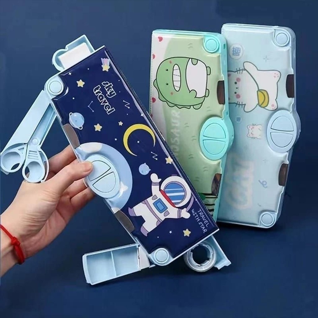 

(Multifungsi) Tempat Kotak Tepak Penyimpanan Box Pensil Alat Tulis Multi Functional Pencil Case Multifungsi Fitur Lengkap Rautan Gunting Isolasi Motif Gambar Kartun Lucu untuk Anak Laki Laki Cowok Perempuan Cewek