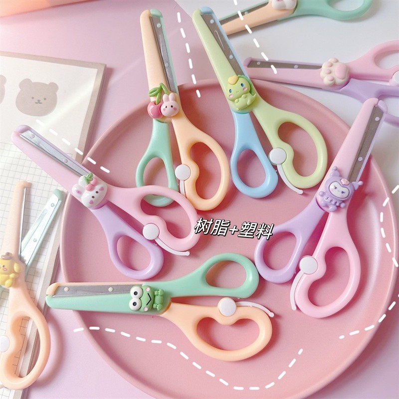 

TERMURAH GUNTING DIY DENGAN BONEKA KARTUN LUCU / GUNTING AMAN DENGAN UJUNG PELINDUNG DAN BONEKA ATK