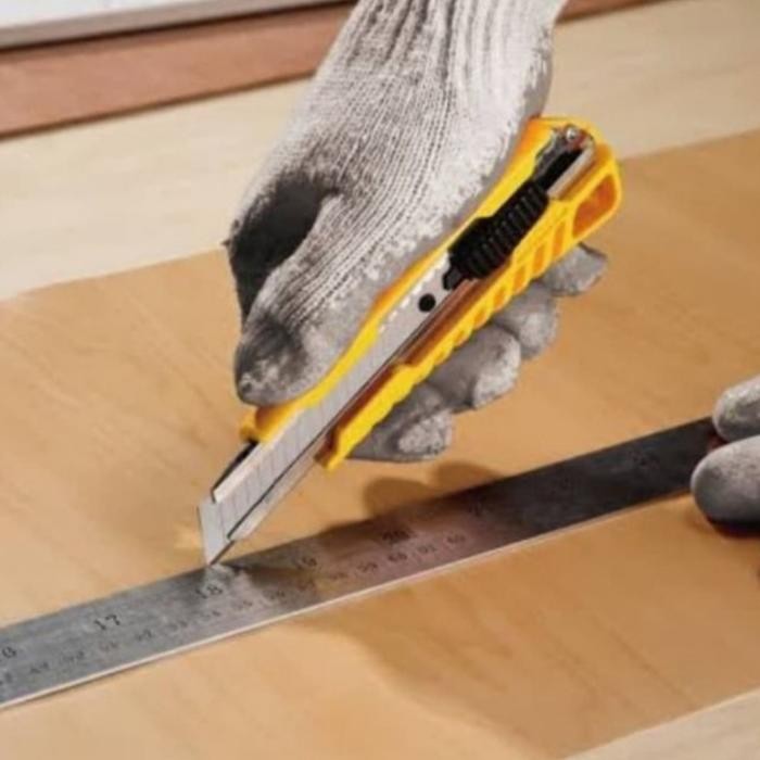 

Stanley Pisau Cutter 18mm Basic Snap Off Knife STHT10276-8