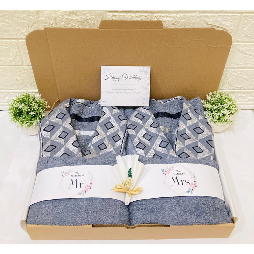 

Hampers Handuk Couple / Hampers Wedding / Kado Pernikahan (DILIPAT MENYERUPAI PIYAMA)