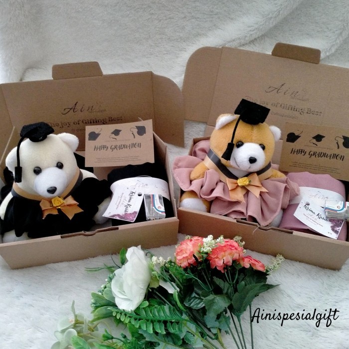 

Hampers kado hadiah wisuda graduation boneka jilbab (wisuda1) - jilbab motif LC