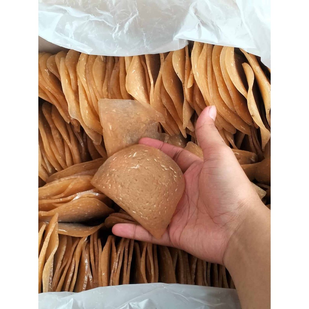 

Kerupuk Udang besar mentah, cocok dijadikan pelengkap makan maupun camilan saat berkumpul bersama keluarga dan teman.