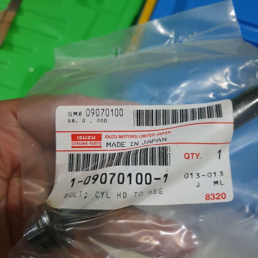 BOLT CYLINDER HEAD 6BD1T / 6BG1T ORI 1-09070100-1 (PENDEK)