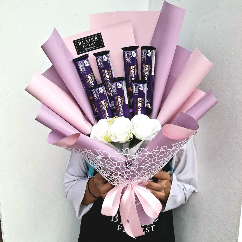 

(New) BUKET COKELAT CADBURY DAIRY MILK & SILVERQUEEN INCLUDE FREE BUNGA MAWAR | BUKET COKLAT DIARY MILK COKLAT UNGU | BUKET BUNGA DAN COKLAT | HADIAH KADO ANNIVERSARY ULTAH WISUDA SIDANG UCAPAN CONGRATULATIONS | BUKET BERKUALITAS DAN PREMIUM | BLAIRE