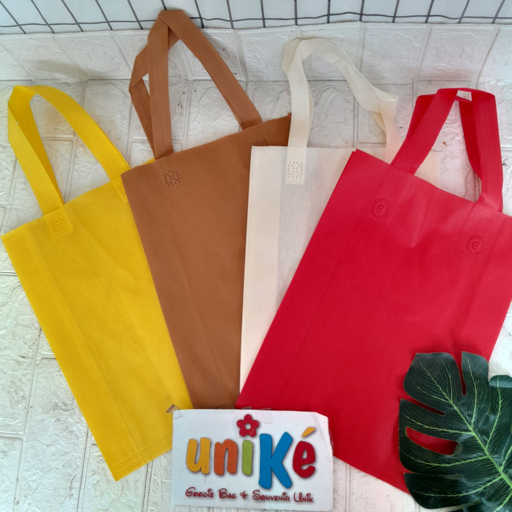 

Tas Tenteng Spunbond Press 25x35 x8 65gsm HLS Tas Seminar Polos Goodie Bag Souvenir Hampers Ultah