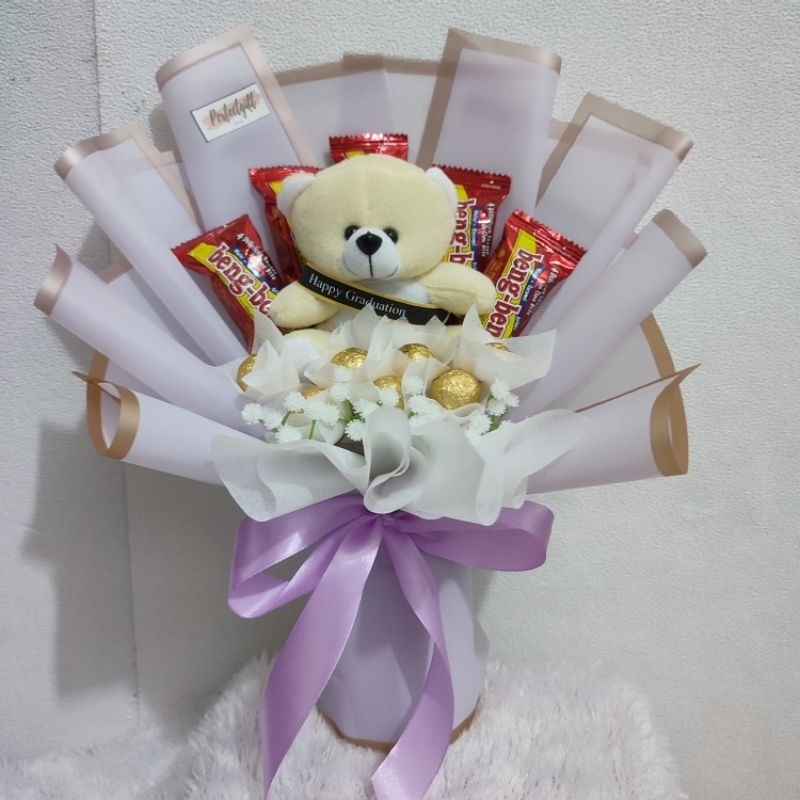 

Buket Boneka + Bunga Hadiah Ulang Tahun Wisuda