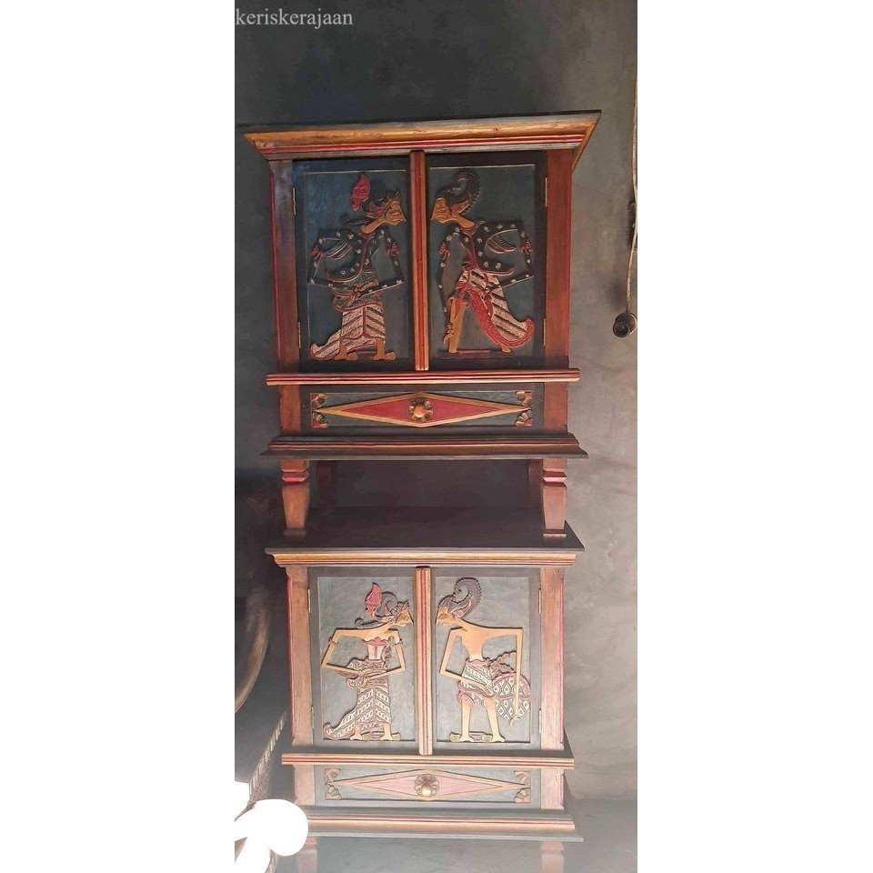 

lemari untuk tempat lampu tidur ukir kamajaya dan kamaratih finishing sunggingan hijau mewah bk Keris sengkelat majapahit mataram kartosuro kartasura Surakarta Yogyakarta nagasasra sabuk budaya antik