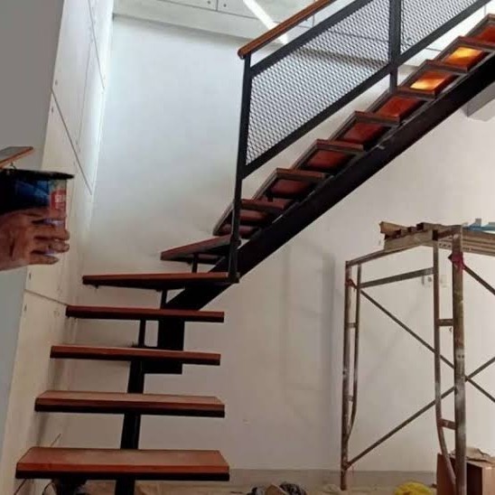 tangga rebah pijakan kayu plus railing pegangan tangga rumah