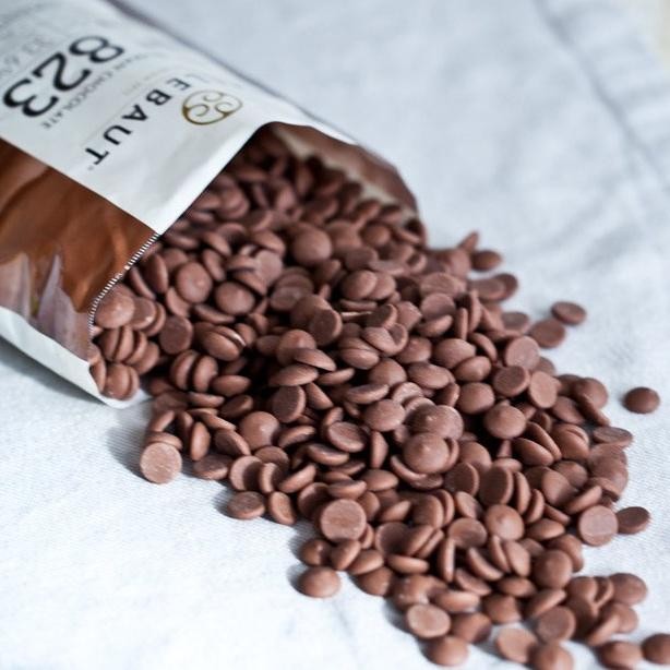 

Callebaut Milk 823 NV 33,6% Coin Couverture Chocolate Cokelat Milk Premium