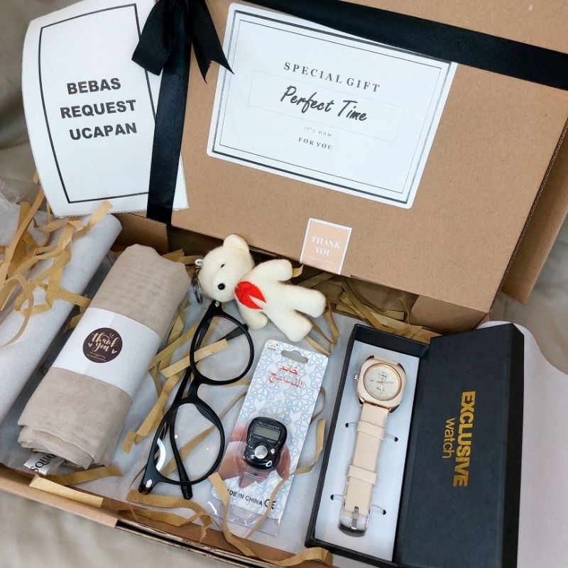 

Hampers Gift Box Cewek /Wanita Hijab Jam Kacamata dll Exclusive Best Quality