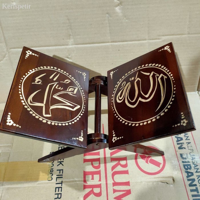 

Rekal Ukir Allah Muhammad Kayu Jati-Alas Al Quran-Uk Sedang 37x20x3cm. murah laris