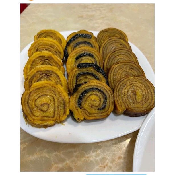 

kue lapis legit premium roll pili varian rasa premium ori keju / prunes). untk rasa di notes ya.