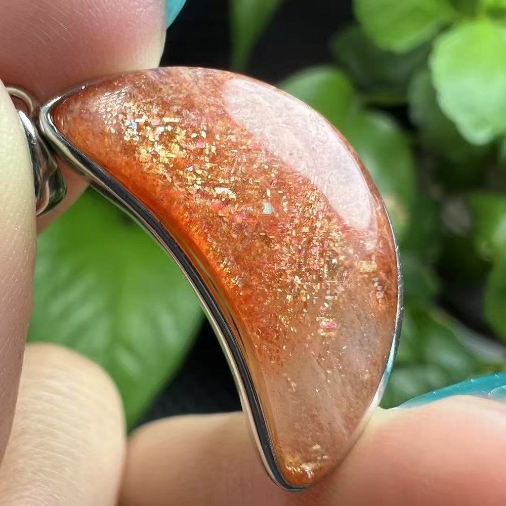 

Unit One Piece 925 Silver Inlay Natural Golden Sunstone Crystal Moonshape Pendant for Meditation