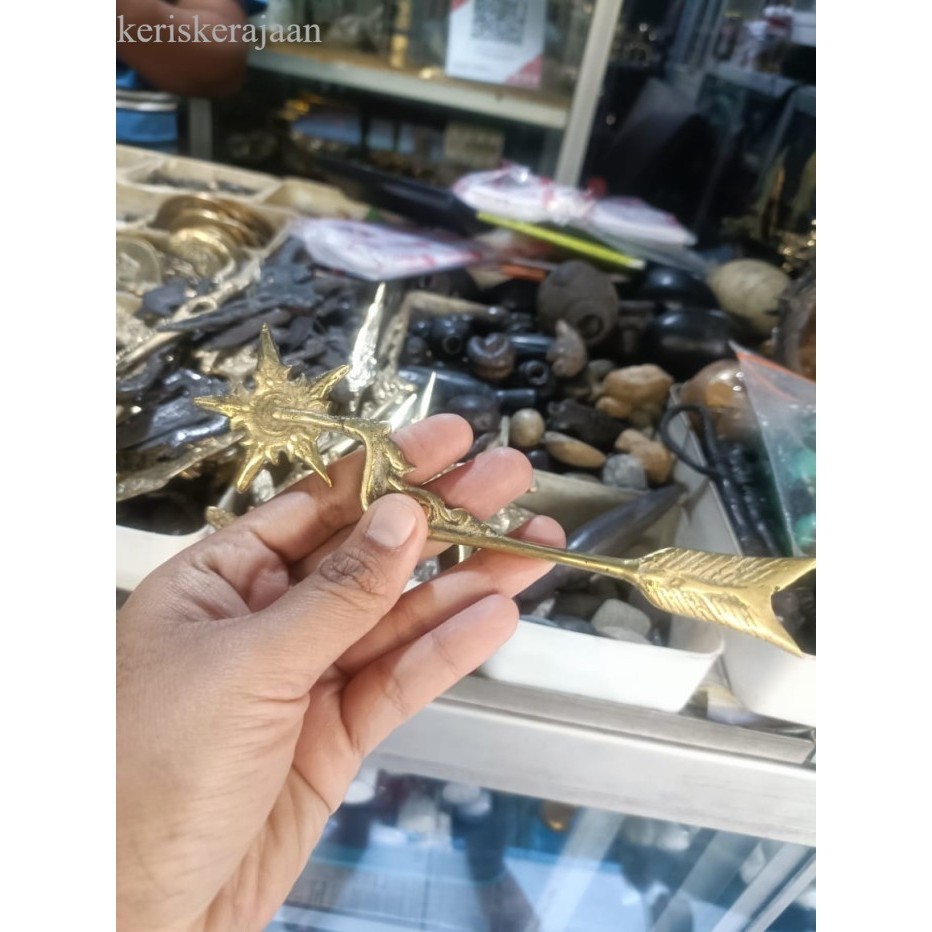 

cakra sepuh majapahit warna emas dari kuningan milik raden wijaya bk Keris sengkelat majapahit mataram kartosuro kartasura Surakarta Yogyakarta nagasasra sabuk inten keris kriss nogososro BalineseJa antik