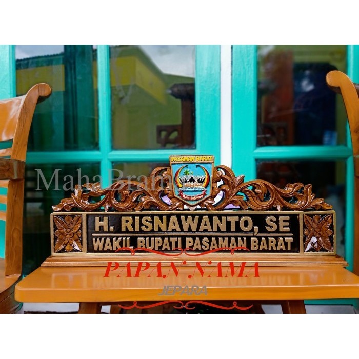 

PAPAN NAMA MEJA + PAPAN NAMA UKIR + LOGO PEMDA + CUSTOM UKIR MB3212