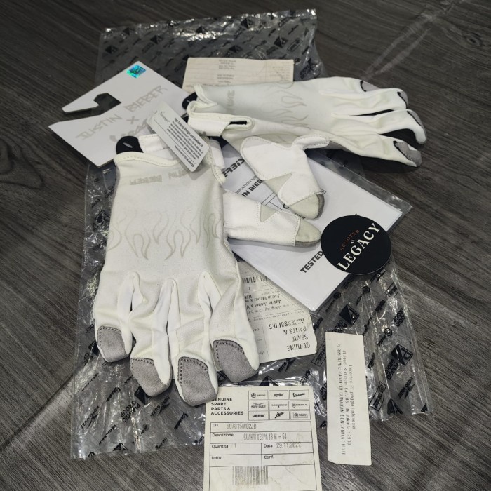 Sarung Tangan Glove Original Kolaborasi Vespa x Justin Bieber