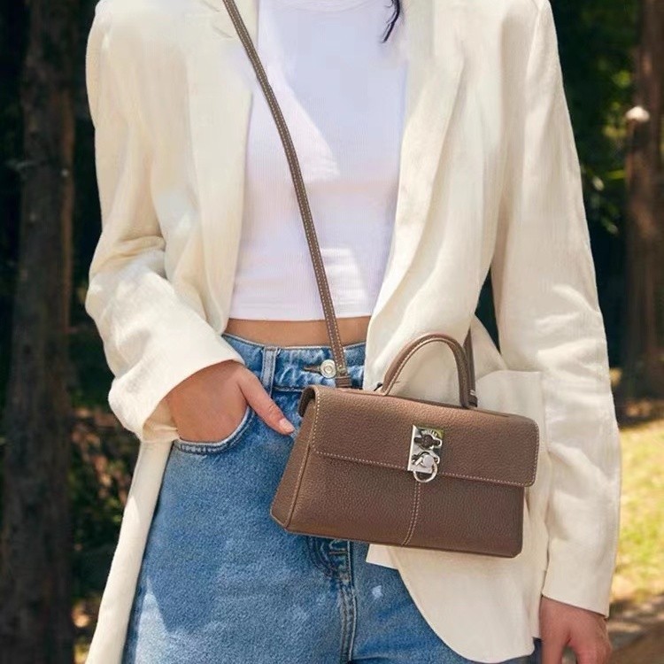 New 2023 new women's Messenger bag niche high-end sense cafune leather commuter bag shoulder hand ba